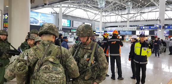8일 부산역 2층 대합실에 폭발물로 추정되는 가방이 놓여 있다는 신고를 받고 출동한 군·경 대원들. ⓒ 프라임경제
