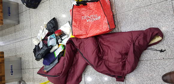 8일 부산역대합실에서 폭발물로 오인해 신고된 가방에서 나온 물품들. ⓒ 프라임경제
