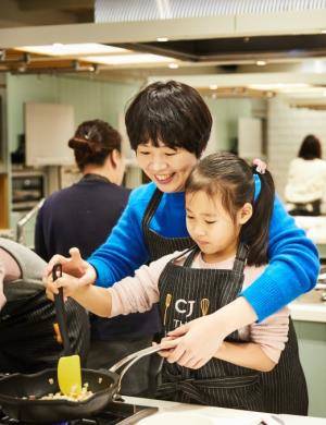 CJ The Kitchen에서 요리하는 엄마와 아이 이미지컷. ⓒ CJ제일제당