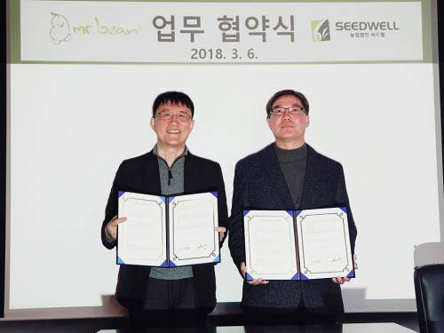 박예준 미스터빈 대표(왼쪽)와 씨드웰이 양해각서를 체결하고 기념촬영 중이다. ⓒ 미스터빈