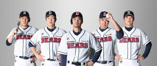 두산베어스 유니폼 상단에 티스테이션 광고가 부착된 모습. ⓒ 한국타이어