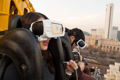 자이로드롭2 VR을 체험하고 있는 모습. ⓒ 롯데월드어드벤처