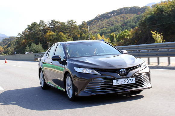 8세대 캠리는 전체적으로 기존 스타일을 과감히 버리고, 디자인 콘셉트 '킨 룩(KEEN LOOK)'을 진화시켜 역동적이면서도 날카로워진 모습을 구현했다. ⓒ 프라임경제