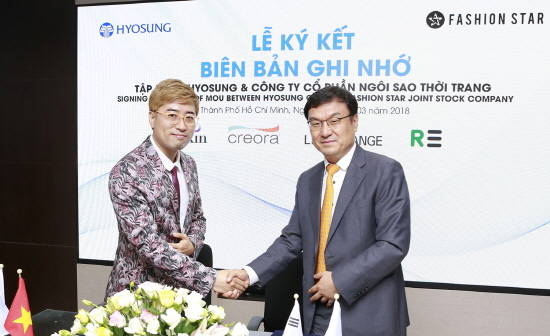 효성과 패션스타가 지난 9일 기능성제품의 베트남 로컬시장 확대를 위한 업무협약을 체결하고 있다. 좌측부터 패션스타 이정민 대표와 효성 베트남 동나이 법인 김치형 부사장. ⓒ 효성