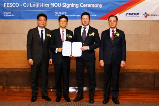CJ대한통운은 러시아 대표 물류기업 페스코社와 전략적 협업 및 공동 사업개발을 위한 협약(MOU)을 체결하고, 북방물류 분야에서 긴밀히 협력하기로 합의했다. (사진왼쪽부터) 송영길 위원장·박근태 사장·알렉산더 이술린스 대표·막심 볼코프 부대사. ⓒ CJ대한통운