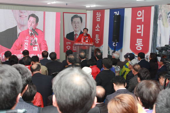 자유한국당 오태완 진주시장 예비후보가 선거사무소 개소하고 시민들에게 지지를 호소하고 있다. ⓒ 프라임경제