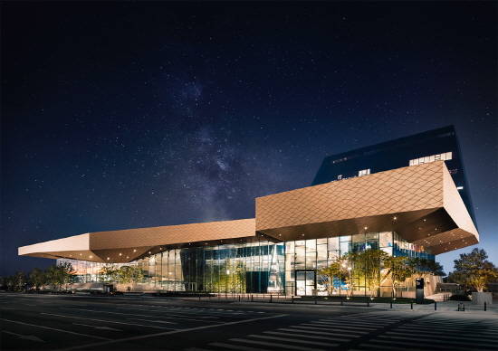 지난해 4월 개관한 '현대 모터스튜디오 고양'은 이달 18일까지 1년 남짓한 기간 △누적 방문객 26만1051명 △월평균 2만3000여명에 달하는 국내·외 관람객이 찾을 정도로 인기를 모으고 있다. ⓒ 현대자동차