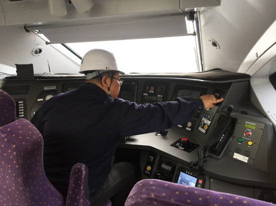 강릉차량사업소에 있는 경강선 KTX 내부 점검사진. ⓒ 현대로템