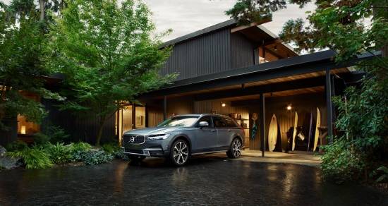 더 뉴 볼보 크로스 컨트리는 세단과 SUV 장점을 결합한 새로운 세그먼트 차량으로, 국내 RV시장에서 비중이 높아지는 가솔린 트렌드를 반영해 가솔린 모델인 T5를 추가 출시됐다. ⓒ 볼보자동차 코리아