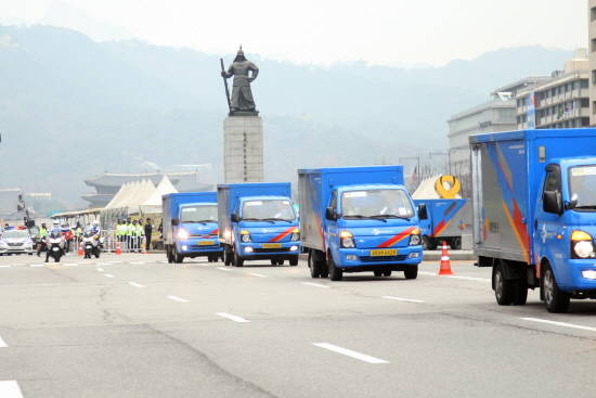 서울시 종로구 세종대로 광화문 광장에서 CJ대한통운 택배 차량들이 대회 행사 물류를 수행하기 위해 이동하고 있는 모습. CJ대한통운
