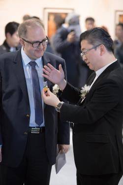 권한진 울트라브이 대표(오른쪽)가 외국 인사에게 차별화된 한국 강소기업이 유럽 진출을 많이 하고 있으며 지속적인 우호적 협력을 바란다고 요청하고 있다. ⓒ 울트라브이