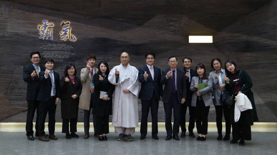 희망메이커 워크샵 참석자들이 SK케미칼 컴플렉스(ECO Hub)에서 기념촬영을 하고 있다. ⓒ SK케미칼