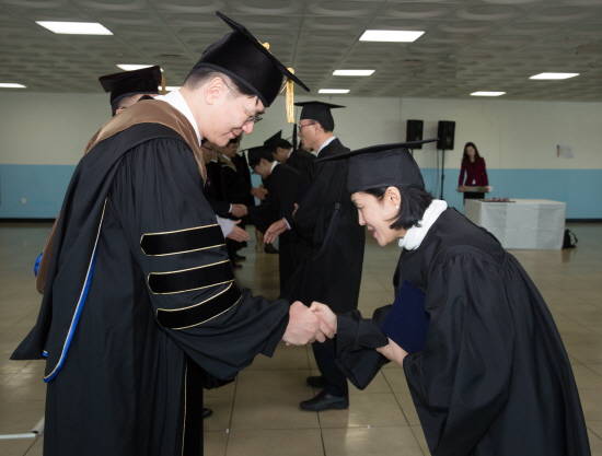 제17회 정석대학 학위수여식에 참석한 조원태 사장이 학위 증서를 전달 후 졸업생과 악수를 하고 있는 모습. ⓒ 한진그룹