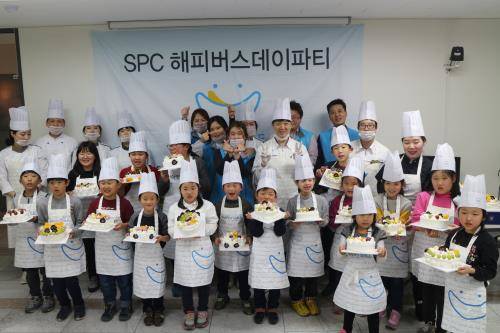 SPC해피봉사단이 20일 강원도 원주시 파리크라상 트레이닝센터에서 소망주기지역아동센터 어린이 20여명을 초청해 케이크 만들기 교실을 진행하고 있다. ⓒ SPC그룹