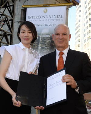 지난 2014년 조현아 전 부사장이 커크 킨셀 인터콘티넨탈호텔그룹 미주지역 대표와 윌셔 그랜드 호텔의 인터콘티넨탈 브랜드 위탁 운영 계약에 대한 서명 후 기념촬영을 하고 있는 모습. ⓒ 대한항공