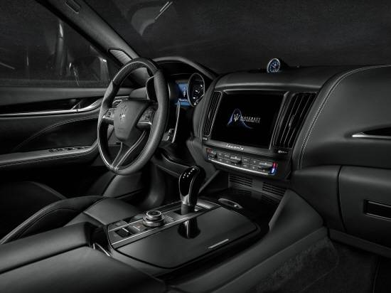 그란스포트 내부는 내·외관 곳곳에서 전설적인 브랜드 레이싱 DNA를 발견할 수 있으며, 스포티한 카본 트림 마감은 12방향 전동조절 가죽시트 및 스포츠 스티어링휠과도 어우러진다. ⓒ FMK