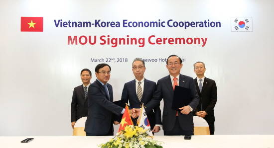 베트남 하노이에서 열린 '베트남 해상풍력발전 실증단지 개발 협약식' 중 참석자들이 기념촬영을 하고 있다. 왼쪽부터 쩐뚜언 아잉 베트남 장관·즈엉 꽝 타잉 회장·박지원 회장·유향열 한국남동발전 사장·백운규 산업통상자원부 장관. ⓒ 두산중공업