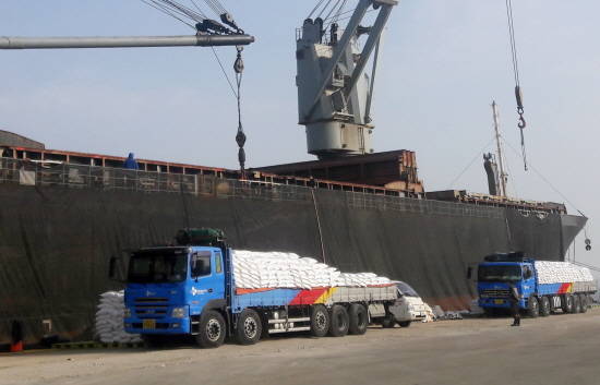 지난 2월 말 목포항에서 CJ대한통운 차량들이 베트남 지원양곡 선적을 위해 대기하고 있는 모습. ⓒ CJ대한통운