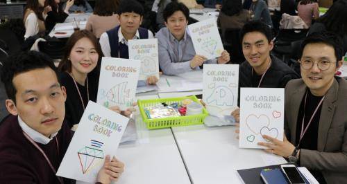 22일 서울 중구 동호로 CJ제일제당 본사에서 임직원들이 소아암 환우를 위해 만든 '컬러링북'을 들고 기념사진을 촬영 중이다. ⓒ CJ제일제당