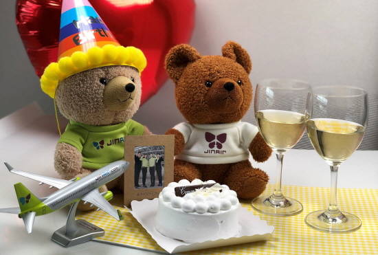 진에어가 고객들의 기념일을 더 특별하게 만들어줄 기내서비스 '지니버서리' 패키지를 선보였다. ⓒ 진에어