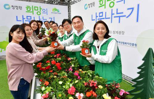 대상 청정원이 식목일을 기념해 27일 오전 서울 청계광장에서 한국산림복지진흥원과 함께 희망의 나무 나누기 행사를 진행하고 있다. ⓒ 대상