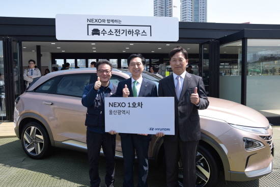 '넥쏘 울산 1호차 전달식'에서 관계자들이 기념촬영을 하고 있다. ⓒ 현대자동차