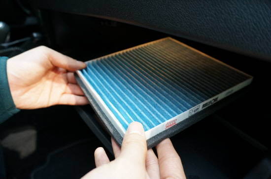 초미세먼지를 90% 이상 제거하는 불스원 '프리미엄 5중 에어컨 히터필터'는 활성탄을 사용해 외부에서 유입되는 배기가스까지 걸러준다. ⓒ 불스원