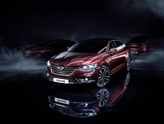 최근 출시된 2019년형 SM6는 모든 트림에 공통적으로 차음 윈드쉴드 글라스 및 자외선 차단 윈드쉴드 글라스를 적용했으며, 바디 색상도 고급스럽고 강렬한 느낌을 주는 보르도 레드 컬러를 추가했다. ⓒ 르노삼성자동차