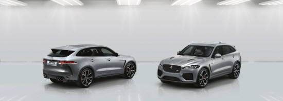 F-PACE SVR은 더욱 커진 전면 및 측면 펜더 벤트의 공기 흡입구를 통해 에어로 다이내믹 부분을 개선했으며, 독특한 리어 스포일러와 액티브 배기 시스템의 테일 파이프 4개가 있는 범퍼가 F-PACE SVR의 후면 디자인 특징이다. ⓒ 재규어 랜드로버 코리아