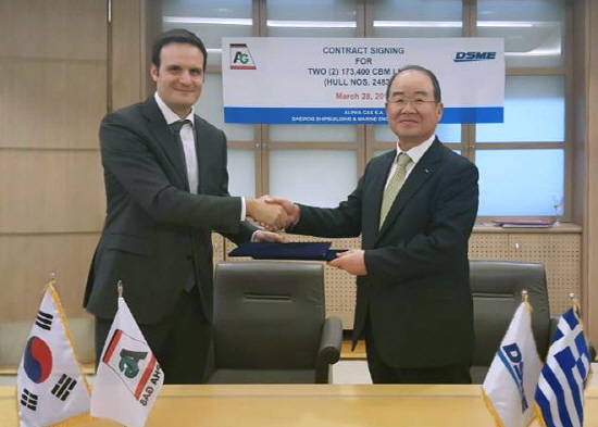 지난 28일(현지시간) 그리스에서 정성립 대우조선해양 사장(오른쪽)과 사주 첫째아들 프랭크 카넬라키스씨가 LNG운반선 건조계약서를 교환한 뒤 악수를 하고 있다. ⓒ 대우조선해양