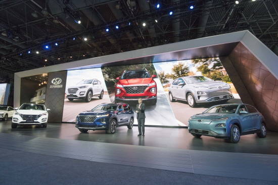 브라이언 스미스 현대차 미국법인 최고운영책임자가 '뉴욕 모터쇼'에서 발표하고 있는 모습. ⓒ 현대자동차