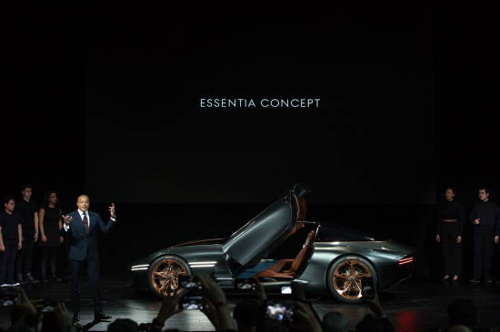 맨프레드 피제럴드 제네시스사업부 전무가 '뉴욕 모터쇼'에서 에센시아 콘셉트를 소개하는 모습. ⓒ 제네시스