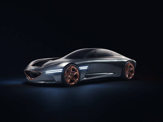 '뉴욕 모터쇼'에서 공개된 에센시아 콘셉트는 제네시스 브랜드가 처음으로 선보이는 전기차 기반 GT(Gran Turismo) 콘셉트카다. ⓒ 제네시스