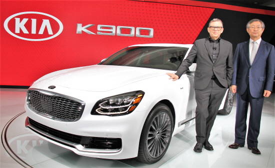 28일(현지시간) '뉴욕 모토쇼'에서 THE K9(현지명 K900)과 함께 포즈를 취하고 있는 (왼쪽부터) 피터 슈라이어 디자인 총괄 사장과 양웅철 연구개발총괄 담당 부회장 모습. ⓒ 기아자동차