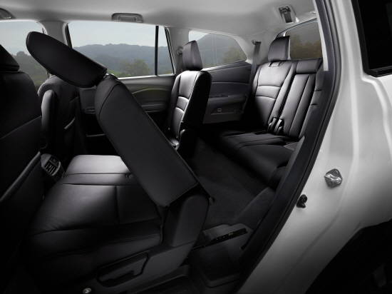 뉴 파일럿은 2열 하단과 시트 뒷부분에 '워크 인 스위치'를 누르면 2열 시트가 접히면서 앞쪽으로 슬라이딩되면서 어린이나 여성들도 3열 승하차하기에 용이한 편이다. ⓒ 혼다코리아