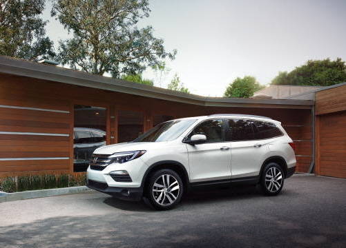 전체적으로 강인하면서도 직선과 곡선 조화를 통해 보다 모던하고 정제된, 그리고 다이내믹한 디자인으로 탈바꿈한 뉴 파일럿은 서핑이나 클라이밍과 같은 레저나 도심 생활에서도 본인 라이프스타일을 표현하기에 충분했다. ⓒ 혼다코리아