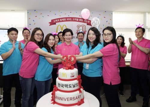 조주연 한국맥도날드 사장(가운데)이 29일 창립 30주년 기념 사내 이벤트에서 88년생 직원들과 함께 기념 케이크 커팅식을 하고 있다. ⓒ 한국맥도날드
