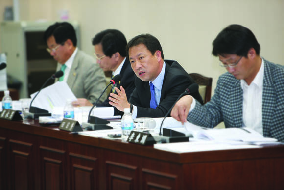 시의원 당시 부산시행정감사에서 담당공무원에게 질문을 쏜아내고 있다. ⓒ 프라임경제