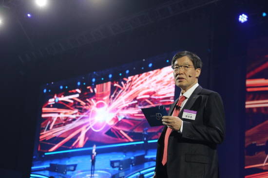 권오준 회장이 CEO 미래비전 발표를 통해 △100년 기업경영철학 △새로운 미션과 비전 △그룹 4대 전략 방향 등을 발표하고 있는 모습. ⓒ 포스코