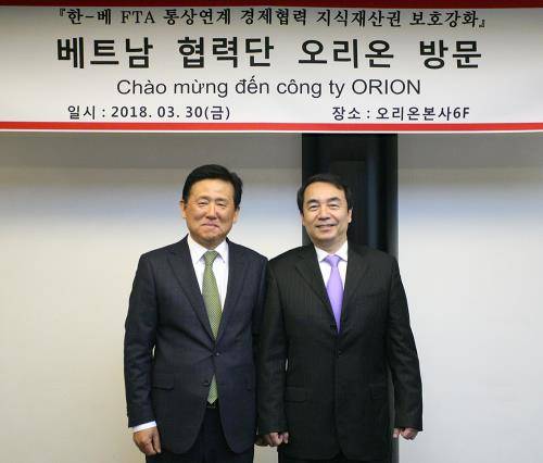 오리온-베트남 지식재산 협력단 간담회에서 이경재 오리온 대표(왼쪽)와 쩐 흥 베트남 시장관리국 부국장이 기념 촬영하고 있다. ⓒ 오리온