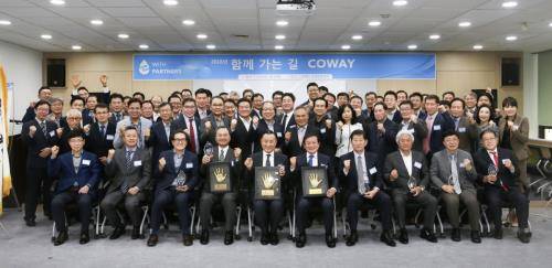 코웨이 상생협력센터 개소식에 이해선 코웨이 대표를 비롯해 69개 1·2차 협력사 대표, 임직원 100여명이 참석했다. 기념 촬영하는 모습. ⓒ 코웨이