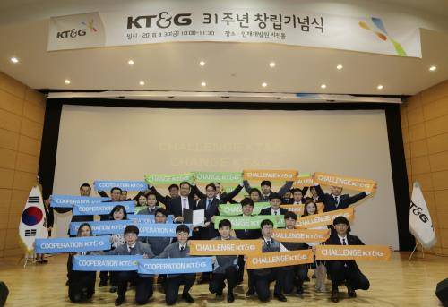 KT&G 창립 31주년 기념식 행사에서 백복인 사장(가운데)과 직무별 대표직원 31명이 '비전 달성을 위한 다짐' 퍼포먼스를 펼치고 있다. ⓒ KT&G