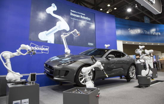 두산로보틱스가 일산 킨텍스에서 열리는 'SIMTOS 2018'에 참가해 협동로봇 작업 시연을 하고 있다. ⓒ 두산