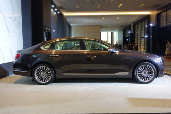 측면부는 휠베이스 확대를 통해 균형 잡힌 비례감을 기반으로 시각적인 안정감과 중후함을 추구했다. = 노병우 기자