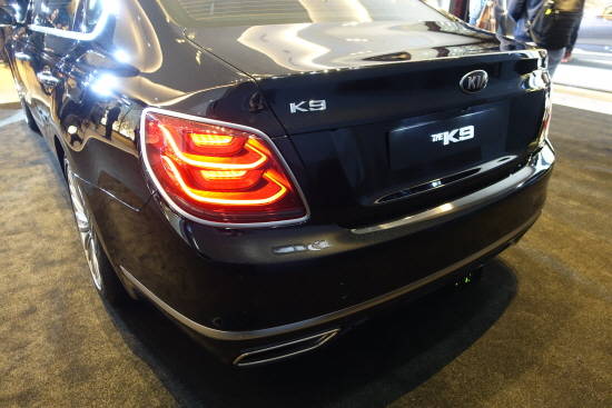 기품 있고 고급스러운 이미지의 후면 디자인. = 노병우 기자