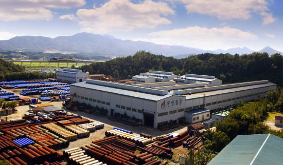 지난달 중동지역 송유관 공급 계약을 체결한 동양철관은 2일 M.U.L.과 159억원 규모의 가스 라인 파이프 프로젝트 수주계약을 체결하면서 올 해 흑자전환 가능성을 높여가고 있다. 사진은 동양철관 천안공장. ⓒ 갑을상사