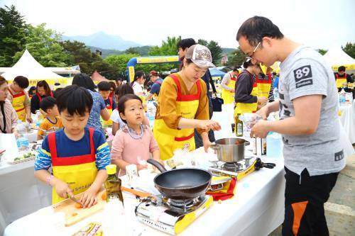 지난해 스위트홈 가족요리 페스티발에 참가한 가족이 요리를 하고 있다. ⓒ 오뚜기