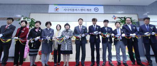 문종석 CJ프레시웨이 대표와 이보숙 한양여자대학교 총장을 비롯한 관계자들이 시너지 플러스 센터 개관식에서 테이프 커팅식을 하는 모습. ⓒ CJ프레시웨이