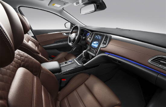 지난달 새롭게 출시된 2019년형 SM6는 모든 트림에 차음윈드글라스 등 다양한 첨단·고급 사양 추가로 상품성을 더욱 높이면서도 가격 인상을 최소화 해 가성비를 대폭 강화했다. ⓒ 르노삼성자동차