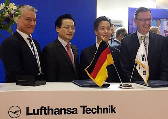 아시아나항공 김이배 경영관리본부장(왼쪽 두번째)이 루프트한자 테크닉 요하네스 부스만 대표이사(오른쪽 첫번째), 루프트한자 테크닉 게랄드 스타인호프 아태지역 영업 부사장(왼쪽 첫번째)과 함께 기념촬영을 하고 있다. ⓒ 아시아나항공